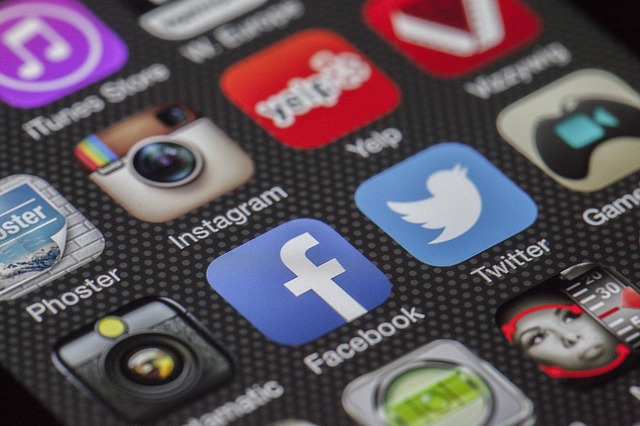 Facebook paid social icon image