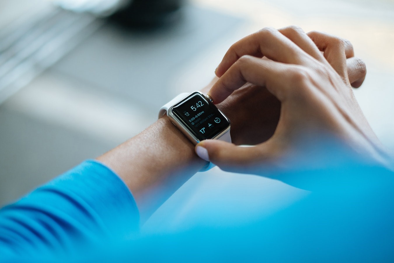 woman setting timer on her apple watch for her team meeting